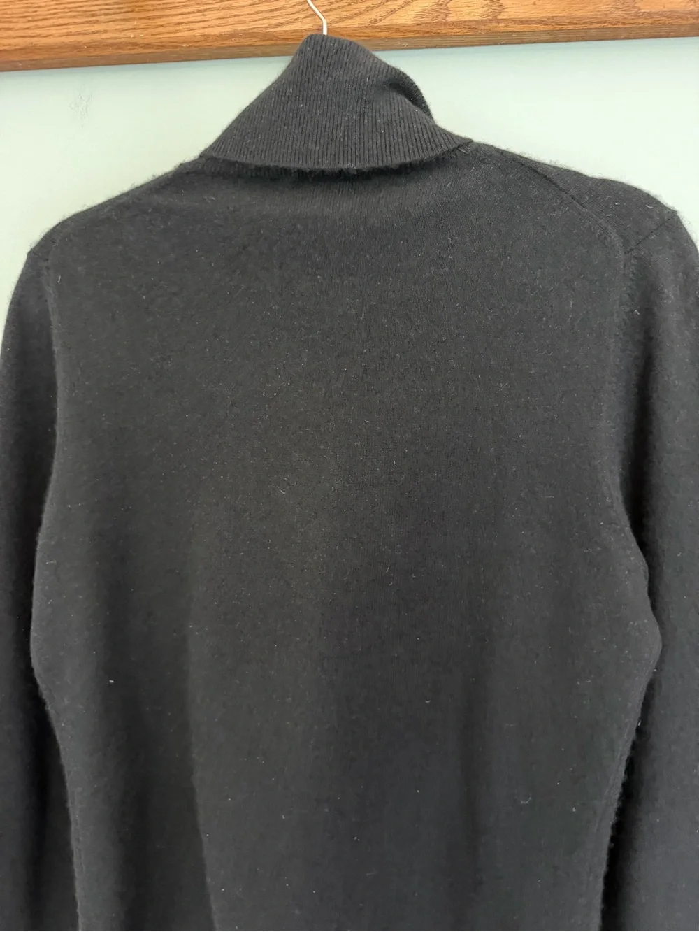 Saks Fifth Avenue 100% Cashmere Classic Black Monochrome Turtleneck Sweater